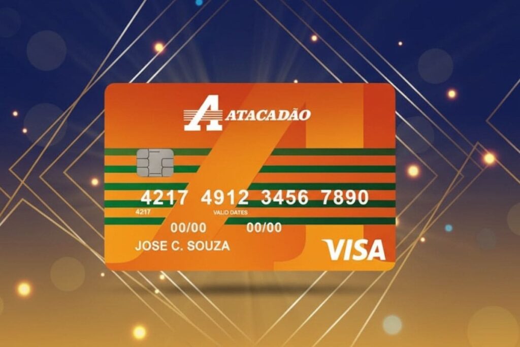 Imagem do cartão Atacadão Visa, com design laranja e listras verdes, destacando o logo do Atacadão e a bandeira Visa.