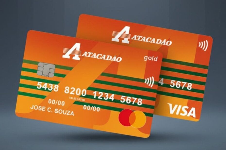 Dois cartões de crédito Atacadão Gold sobrepostos, exibindo detalhes como nome do titular, número do cartão, validade e as bandeiras Visa e Mastercard.