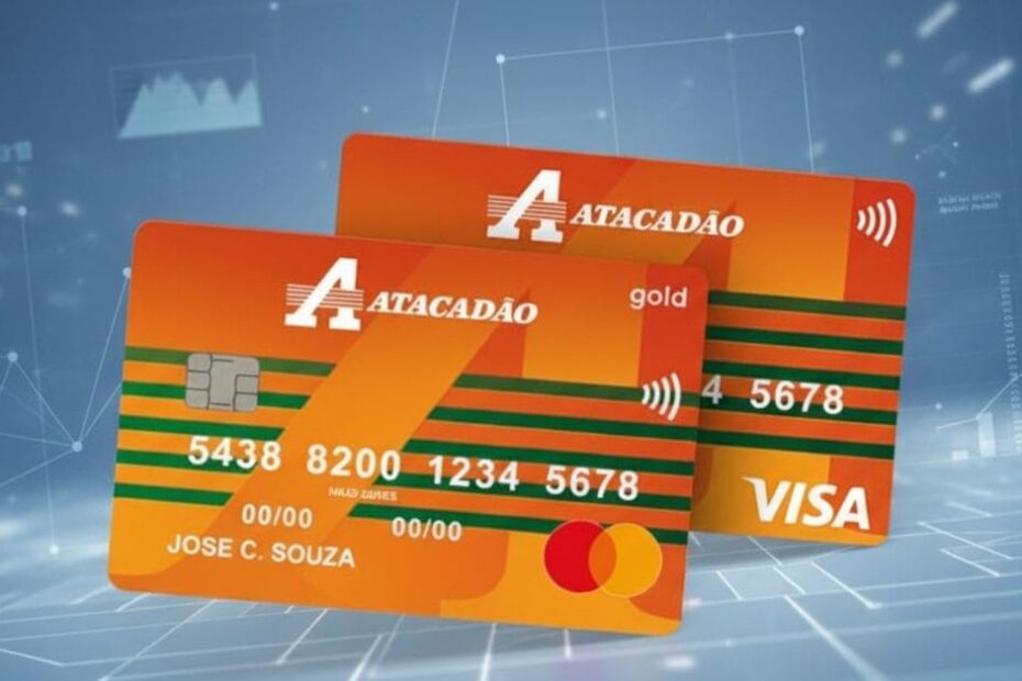 Cartões Atacadão lado a lado, mostrando detalhes como o chip, número e bandeiras Visa e Mastercard.